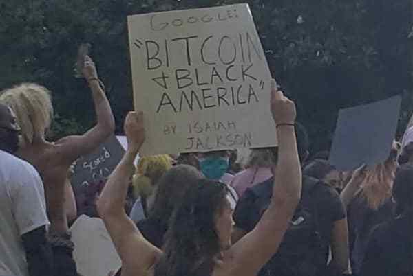 Los Manifestantes Exponen Bitcoin por la Muerte de George Floyd